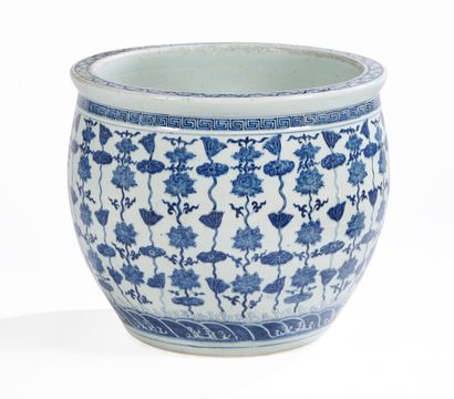 null VASQUE À POISSONS en porcelaine blanc bleu à décor de lotus et filets de grecques.

Chine,...