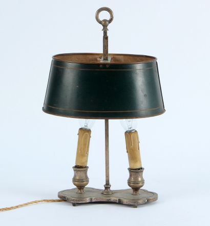 null LAMPE BOUILLOTTE à deux lumières en bronze et laiton, le fumivore en tôle laquée...