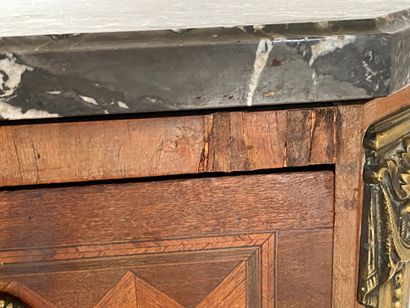 null COMMODE with central recess in veneer and marquetry decorated with a trophy...