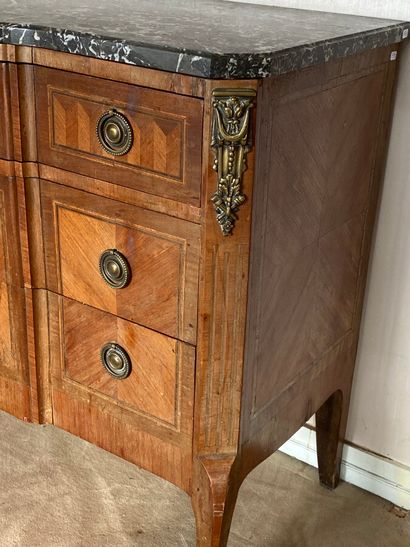 null COMMODE with central recess in veneer and marquetry decorated with a trophy...