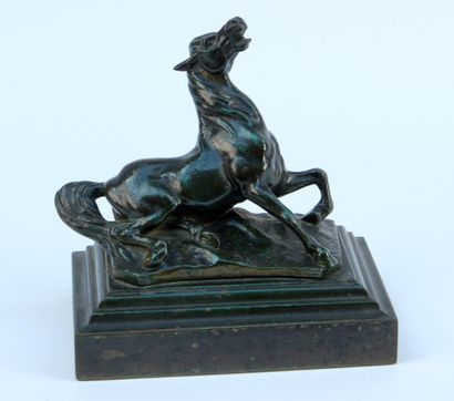 null SUJET en bronze patiné représentant un cheval couché. Socle à gradins en métal.

XIXe...