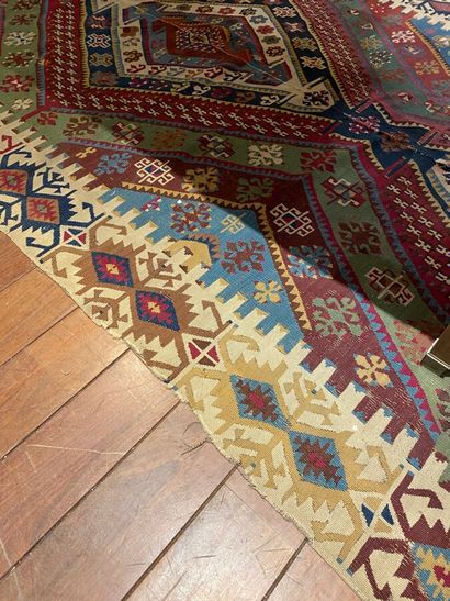 null TAPIS Kilim à décor polychrome de trois médaillons losangiques.

XXe siècle...