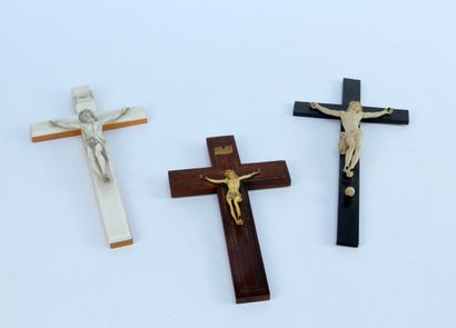 null CRUCIFIX en ivoire sculpté sur croix en bois noirci.

Haut. Christ : 14,5 cm

On...