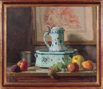 Paul HUGUES, XXe siècle NATURE MORTE AUX FRUITS ET AU PICHET DE FAÏENCE DE ROUEN...