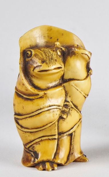 null Deux NETSUKES en ivoire sculpté, le premier teinté représentant deux grenouilles...