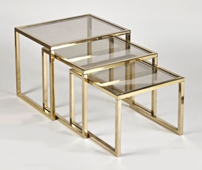 null Trois TABLES gigognes en métal doré à plateau en verre teinté.

XXe siècle

Haut....