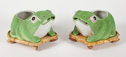 null Paire de JARDINIÈRES en porcelaine émaillée vert représentant des grenouilles...