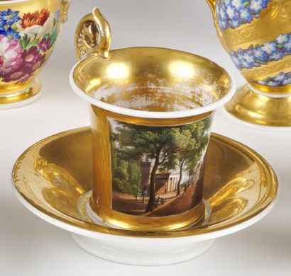  TASSE évasée et sa soucoupe en porcelaine à fond or, la tasse à décor polychrome...