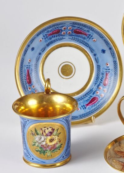 null TASSE évasée et sa soucoupe en porcelaine à fond bleu clair à décor de frises...