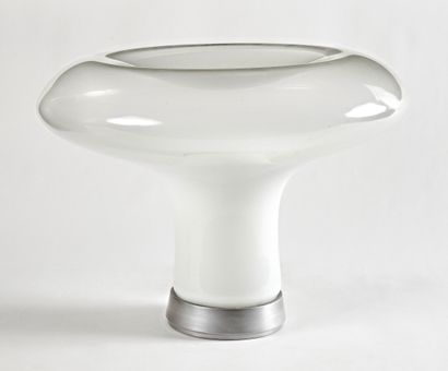 null LAMPE champignon en verre opalin blanc et laiteux sur socle en aluminium.

Vers...