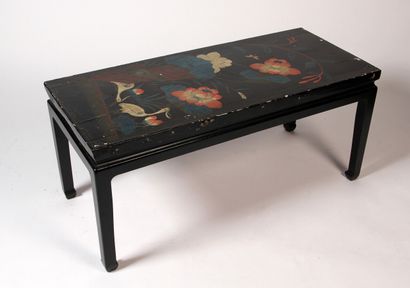 null TABLE BASSE rectangulaire en bois laqué noir à décor polychrome de grues et...