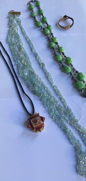  Ensemble de BIJOUX fantaisie composé d'un collier de pierres vertes polies alternant...