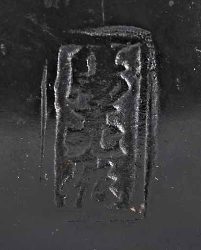 null STATUETTE en bronze patiné représentant Hoteï assis sur son sac des richesses.

Chine,...