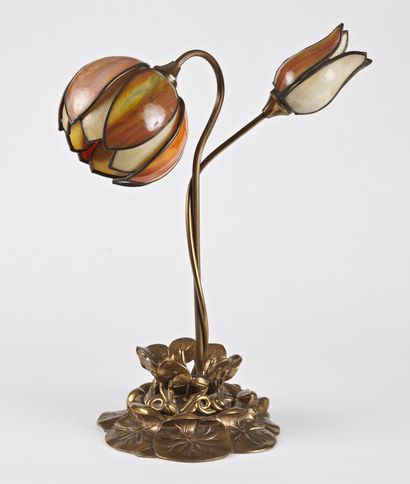 null LAMPE Art Nouveau en bronze et verre nacré représentant deux fleurs de nénuphars.

Vers...