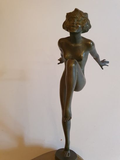 null JOSEPH LORENZI (1892-1950)

Vide-poche en onyx rehaussé d'une statuette de jeune...