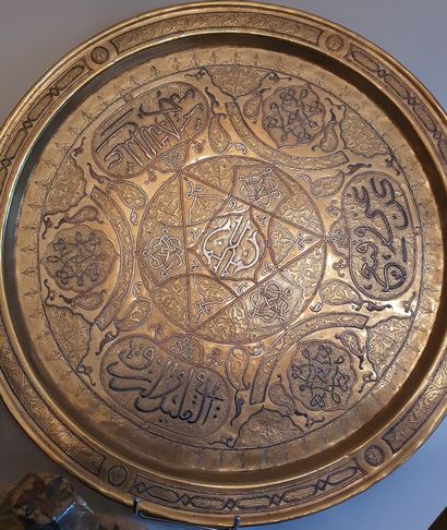 null Moyen-Orient :

Plateau circulaire en laiton et cuivre à décor gravé et incrusté...