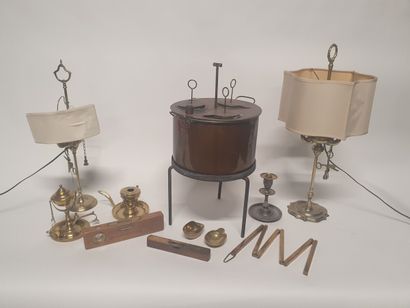 null Ensemble en cuivre, bronze et laiton composé de deux lampes à huile, bougeoirs,...