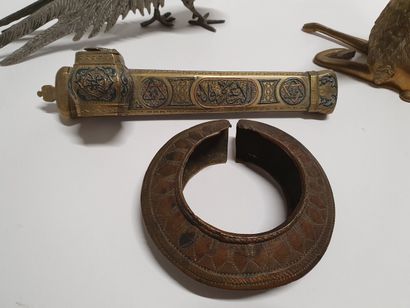 null Lot composé d'un ENCRIER Divid ottoman en bronze avec incrustations métalliques...