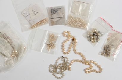 null Ensemble de PERLES : un collier de perles de culture avec fermoir or (incomplet),...