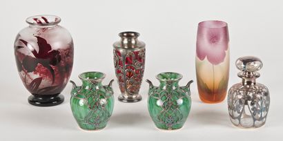 null Ensemble de VERRERIE Art Nouveau composé de trois petits vases et un flacon...