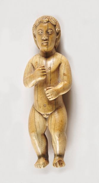 null STATUETTE en ivoire sculpté représentant l'Enfant Jésus debout et nu, la chevelure...