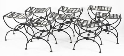 null MOBILIER DE JARDIN composé de huit tabourets curules en métal laqué noir, l'assise...