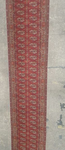 null TAPIS galerie turkmène à décor de ghüls sur fond rouge

XXe siècle

Haut. 495...