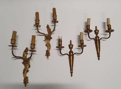 null Deux paires d'APPLIQUES en bronze à deux lumières, l'une de style Louis XVI,...