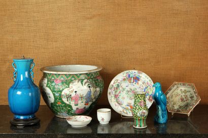 null Lot de CÉRAMIQUES chinoises : vase à anses turquoise, assiette creuse en Canton...