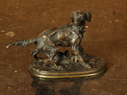 null D'après Mène, chien de chasse à l'arrêt. Bronze patine, signé

Long. 17 cm