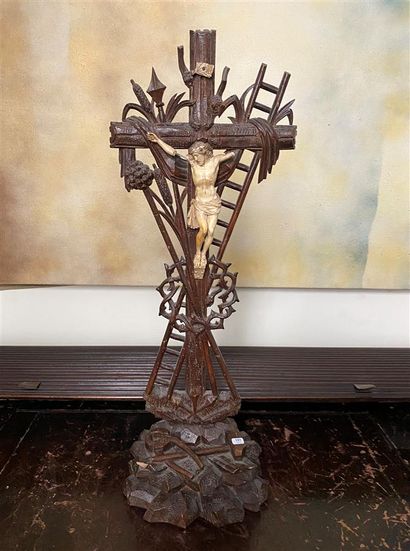 CHRIST en composition sur une croix en bois...