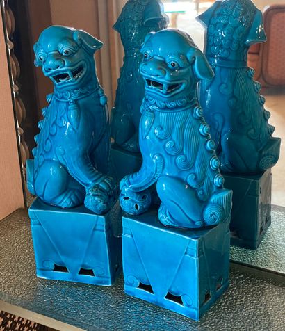 null Paire de CHIENS DE FO en porcelaine émaillée turquoise.

Chine

XXe siècle

Haut....