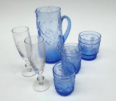 null Lot de VERRERIE : partie de service de verres sur pied, le calice monogrammé,...