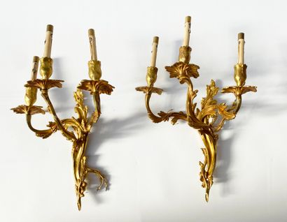 null Paire d'APPLIQUES à trois lumières en bronze redoré à décor de feuilles de chêne...