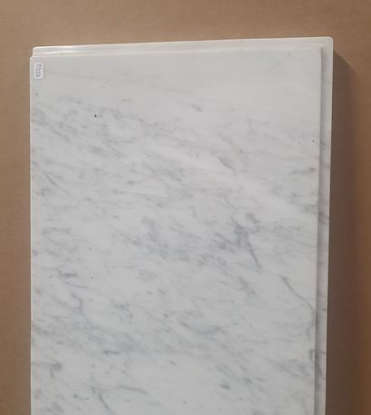 null PLAQUE rectangulaire en marbre blanc de Carrare veiné gris, la bordure moulurée...