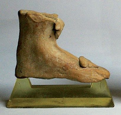 null PIED de statuette en terre cuite beige. Epoque hellénistique Long. 7 et 6.5...