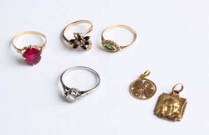 null Set of four gold and metal rings decorated with colored stones and small diamonds....