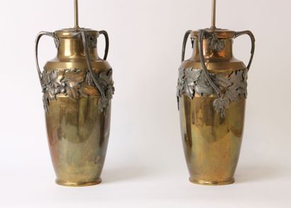 null Paire de VASES amphore en laiton rehaussé de trois anses à attaches et frises...