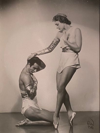 null [DANCE] 

Couple of dancers, black and white photograph signed and dedicated...