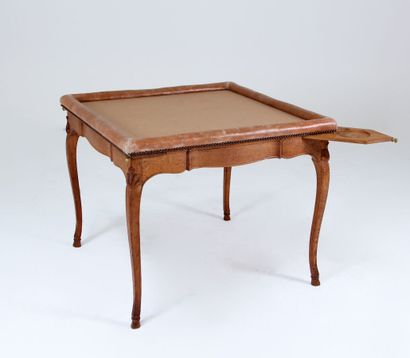 Square game table in molded oak, the belt...