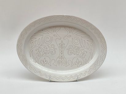 Grand PLAT ovale en céramique blanche à décor...