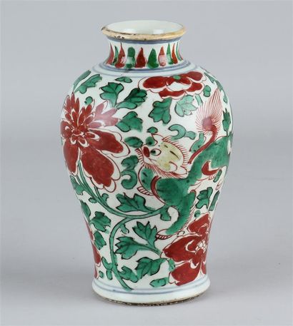 VASE balustre en porcelaine de Chine à décor...