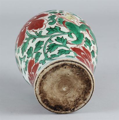 null VASE balustre en porcelaine de Chine à décor en vert et rouge de deux chimères....