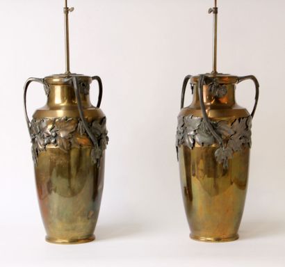 null Paire de VASES amphore en laiton rehaussé de trois anses à attaches et frises...