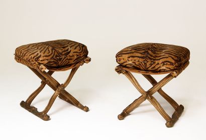 Pair of carved and gilded wood PLOYANTS decorated...