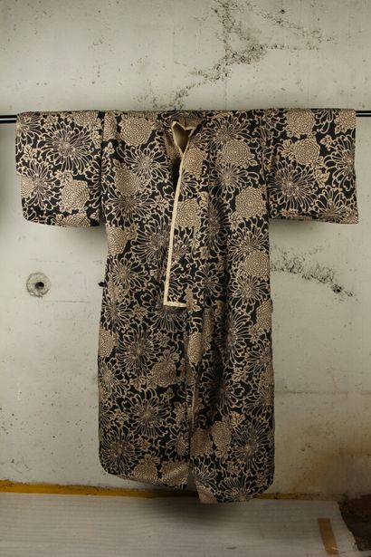 null KIMONO en soie à décor de pivoines et rinceaux ivoires sur fond noir.

Japon,...