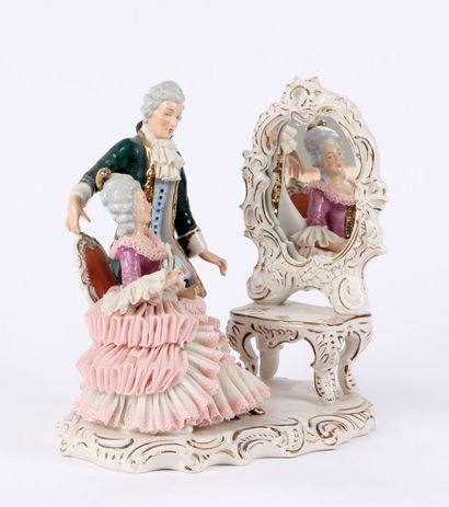 null GROUPE en porcelaine polychrome représentant un couple dans le style du XVIIIe...