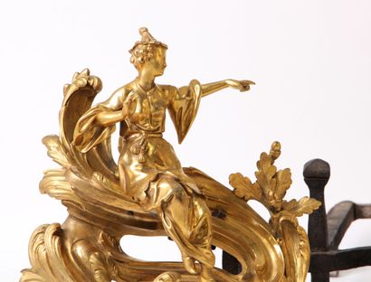 null Paire de CHENETS « aux chinois » en bronze ciselé et doré représentant un couple...