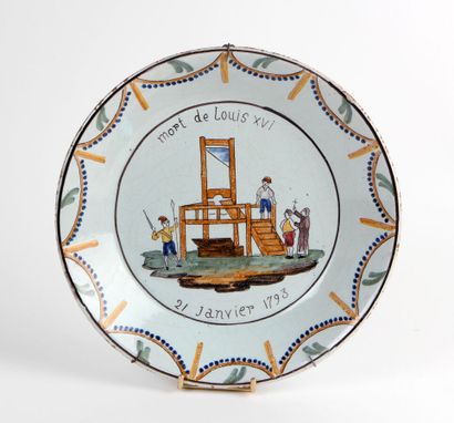 null ASSIETTE creuse en faïence à décor révolutionnaire polychrome du Roi Louis XVI...