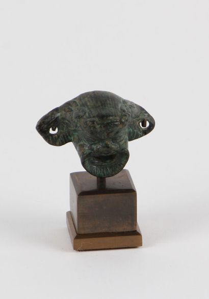 null COMEDY MASK, pierced mouth and ears.
Bronze
Roman period
Width 4 cm